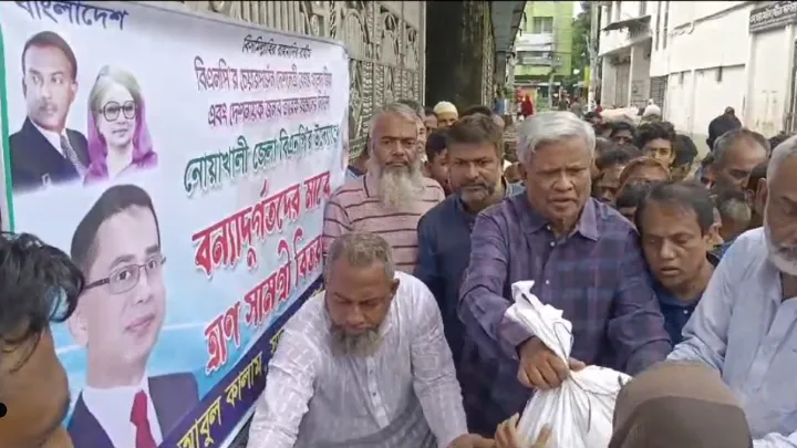 নোয়াখালীতে বিএনপির ভাইস চেয়ারম্যান শাহজাহানের ত্রাণ বিতরণ  